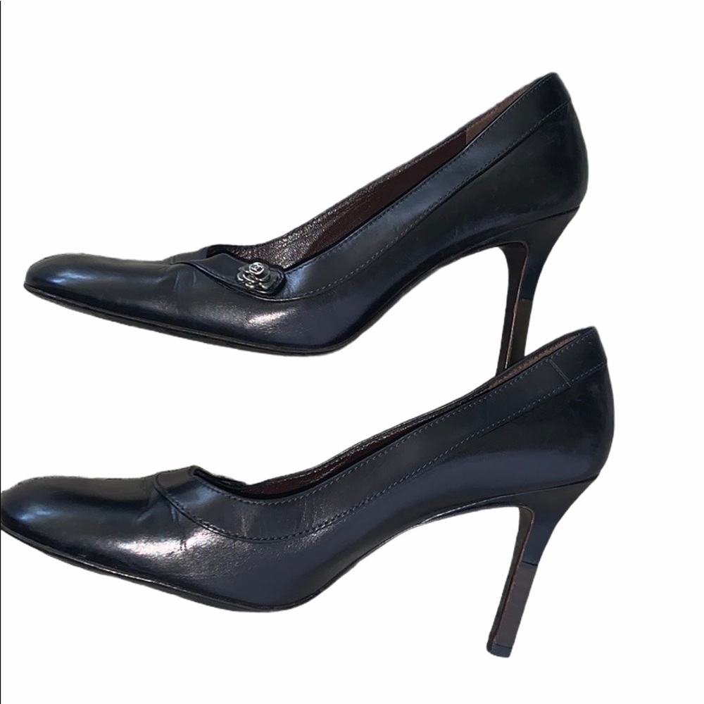 CHANEL BLACK LEATHER METAL CAMELLIA FLOWER PUMPS - Picture 3 of 6